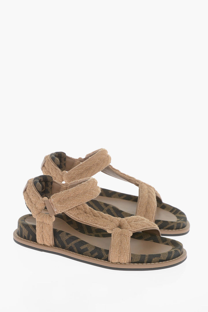 Sandalo in tessuto monogramma Fendi con chiusura in velcro