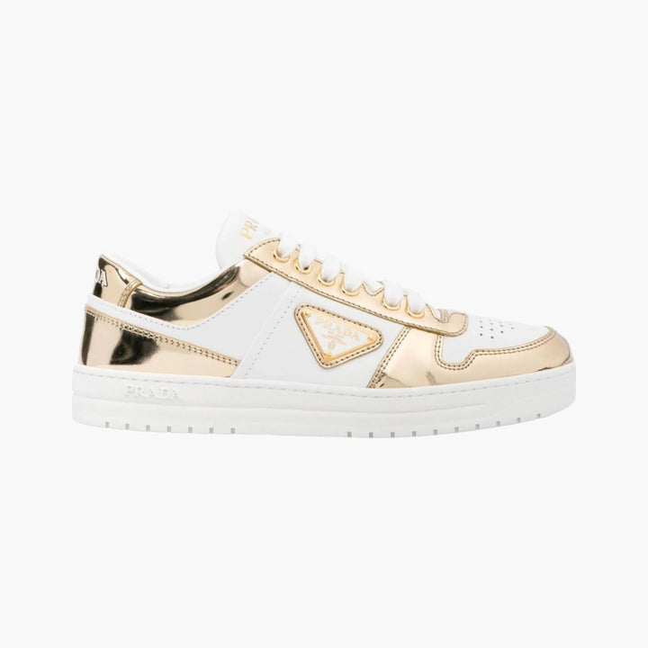 Sneakers da donna Prada in pelle bianco-oro con dettagli metallici