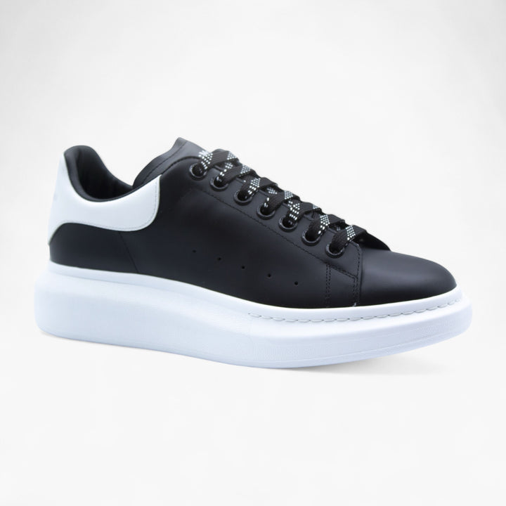 Alexander McQueen Sneakers in pelle nera con suola bianca