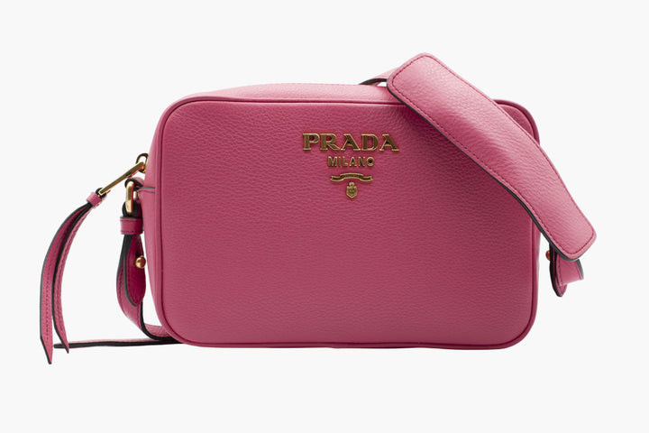Borsa Prada in pelle martellata rosa-oro con tracolla regolabile, realizzata in Italia