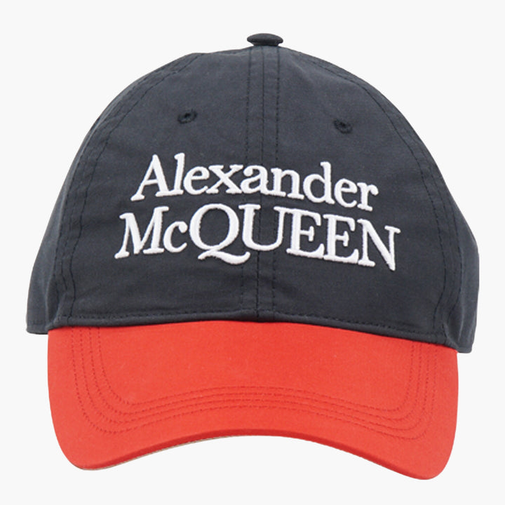 Cappello ricamato con logo rosso-blu Alexander McQueen, prodotto in Italia