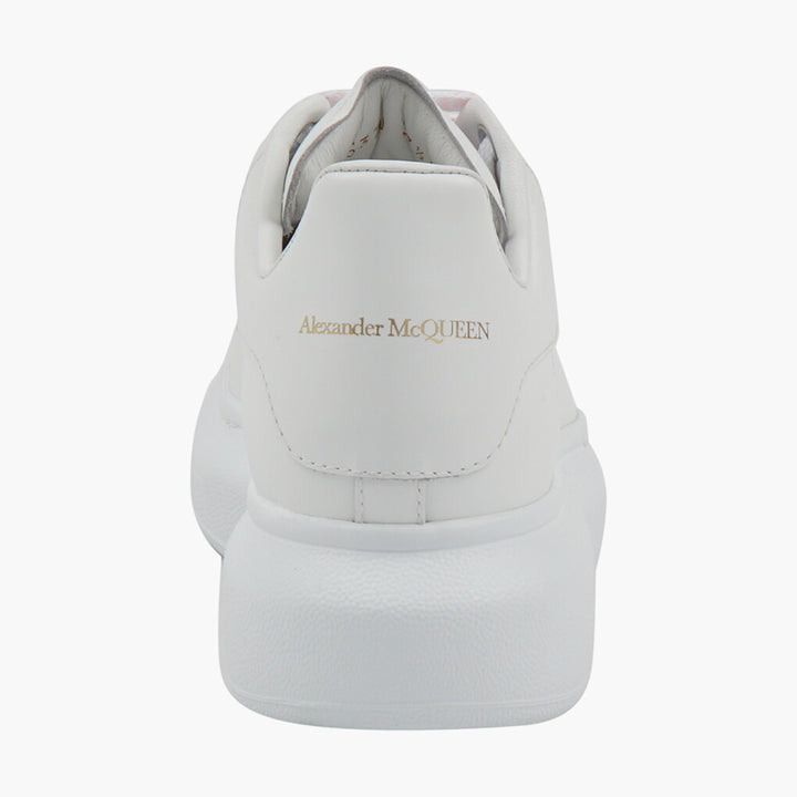 Sneakers in pelle bianca Alexander McQueen con suola esagerata